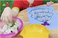 Nhưng bông hoa Giấy xinh xắn được thiết kế thành những trang phục thật lộng lẫy của các ASEANERS nhí